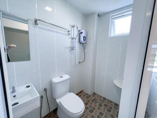瓜埠Ins Apartment Langkawi Simfoni Beliza KUAH的带淋浴和卫生间的白色浴室