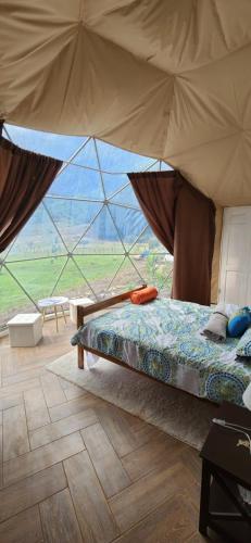 蒙泰韦尔德哥斯达黎加Domo Glamping Monteverde的一间卧室配有一张带大帐篷的床