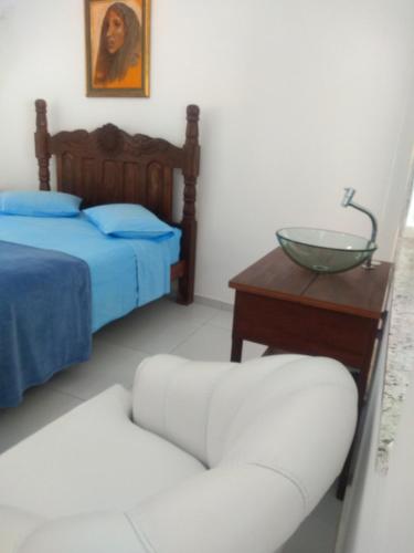 里约热内卢Hostel Vista do Mar的一间设有两张床的房间和一张桌子上的碗