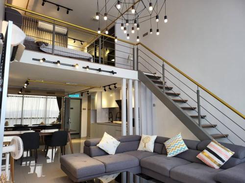 八打灵再也Stylish Duplex, Pinnacle PJ City #3A (2pax)的带沙发和楼梯的客厅