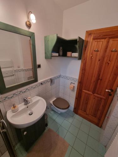 PalkonyaTulipános Palkonya的一间带水槽、卫生间和镜子的浴室