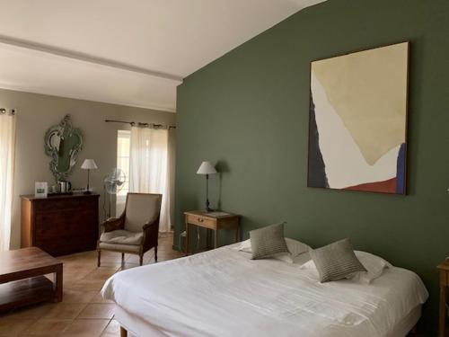 米尔芒德米曼德酒店的卧室配有一张白色大床和一把椅子