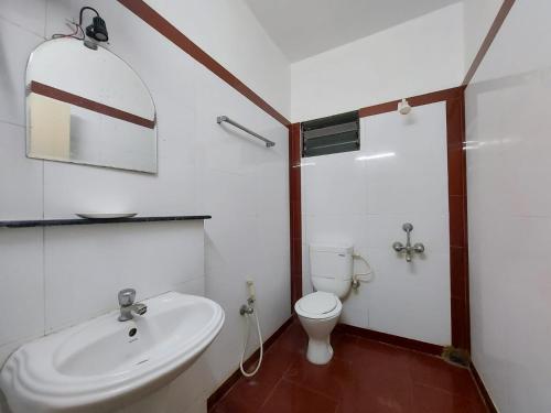 迪卡Mira International的浴室配有白色水槽和卫生间。
