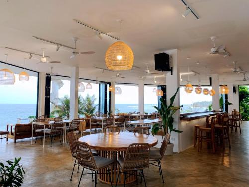 San IsidroTrogon's Perch的一间设有桌椅的海洋餐厅
