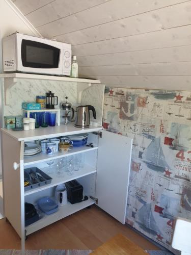 BergshamraCarlberg Rum Loftet的一间带微波炉和冰箱的小厨房