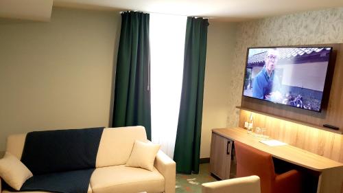 塞恩德Hotel & Restaurant Hubertus Sehnde的带沙发和平面电视的客厅