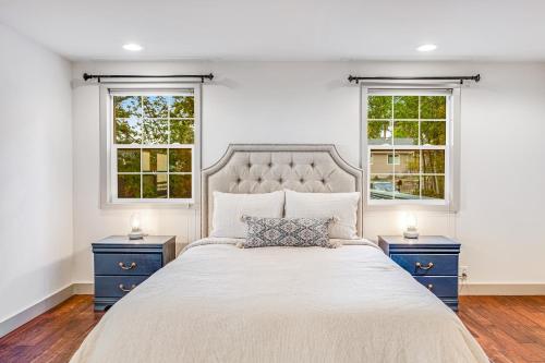 ClintonSunlight Vista的一间卧室设有一张大床和两个窗户。