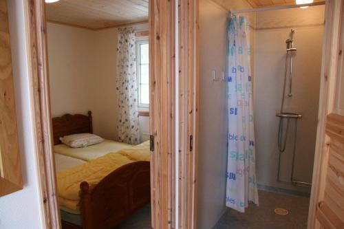 Bjällum霍尔波阿琼斯度假屋的一间小卧室,配有床和窗户