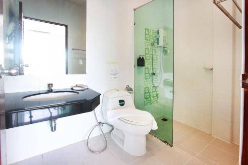 奈汉海滩The Langstan Suites的浴室配有卫生间、盥洗盆和淋浴。