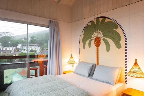 弗洛里亚诺波利斯Sea Wolf Surf Hostel的卧室的墙上挂着棕榈树壁画