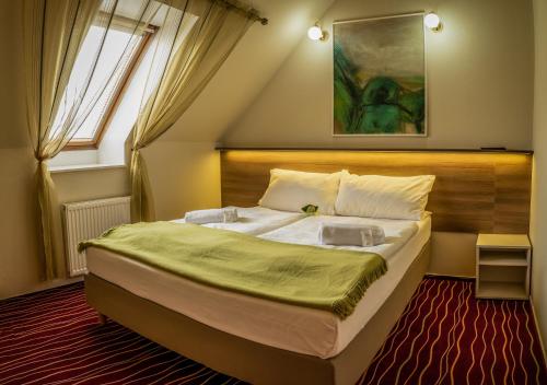 哈夫利奇库夫布罗德布利克森酒店的一间卧室,卧室内配有一张大床