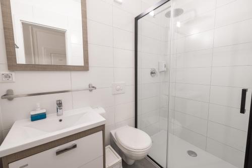 马里博尔4flats的浴室配有卫生间、盥洗盆和淋浴。
