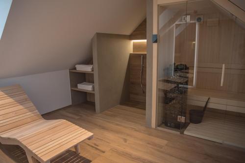 RibnicaVila De Casa的客厅配有木椅和衣柜