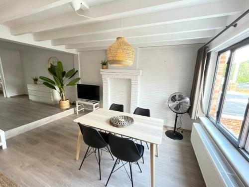 Cosy flat for 4 p. with garden in Tremelo的一间带桌椅的用餐室