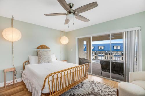 基克罗尼海滩The Salty Seahorse的一间卧室设有一张床和一个阳台