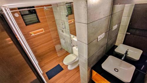 西奥利姆Siolim Suites的一间带卫生间和水槽的浴室