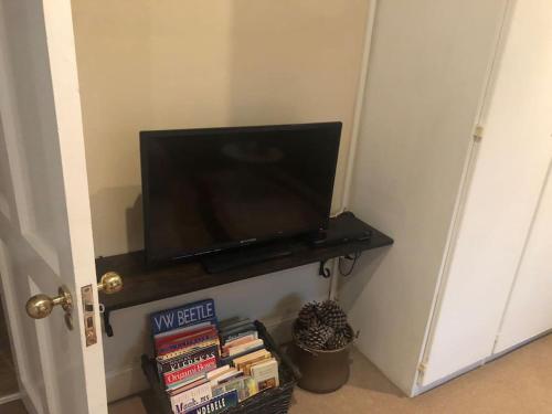 SandtonLovely rental unit with No loadshedding的书房里的书架上的电视