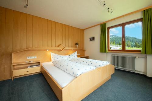 达米尔斯Haus Furka的一间卧室设有一张大床和一个窗户。