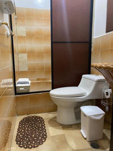 曼塔Departamento amoblado centro Manta的一间带卫生间和淋浴的浴室