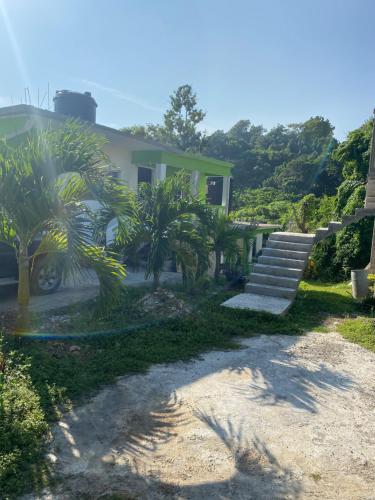 拉纳韦贝June’s comfort paradise的前面有棕榈树的房子