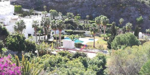 阿尔姆尼卡Casa Gran Tropicana playa a 2 minutos.的享有带游泳池的度假村的空中景致