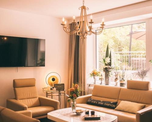 巴德加斯坦Nefer, Haus的客厅配有沙发、椅子和电视