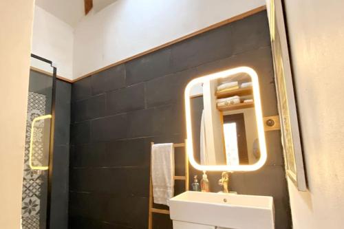 波尔图Oporto City Chalé的一间带水槽和镜子的浴室
