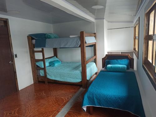 锡卡西亚Hotel Mont Blanc的客房设有两张双层床和一张床。
