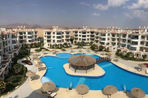 沙姆沙伊赫Studio on the ground floor in Sharm Hills Resort with private garden and pool view的享有带大型游泳池的度假村的空中景致