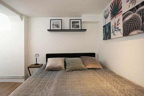 皮尔默伦德Appartementen Purmerend B的卧室配有一张白色墙壁上的大床