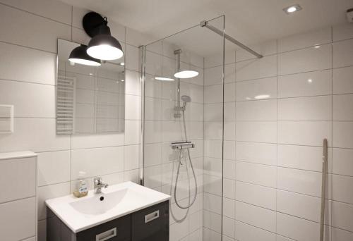 皮尔默伦德Appartementen Purmerend B的带淋浴和盥洗盆的白色浴室