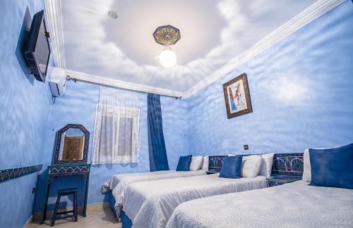 舍夫沙万塔里克酒店的蓝色的客房配有两张床和镜子