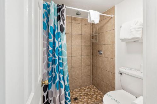 棕榈泉Inn at Palm Springs的带淋浴和卫生间的浴室