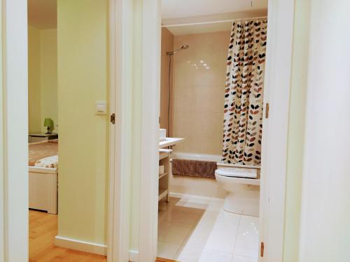 埃斯塔蒂特Apartamento Lliris Atico的带浴缸、卫生间和淋浴的浴室。