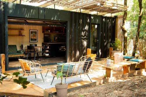 圣布里文莱丝皮恩Vaimiti, cabane cosy sous les pins (50m de la plage)的庭院配有一组椅子和一张桌子