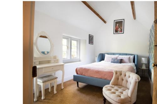 巴斯Dream Stays Bath - Southbank, EVC Parking的一间卧室配有一张床、镜子和椅子