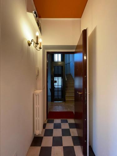 米兰La Marina di Milano - Pier Lombardo的走廊上设有门和 ⁇ 板