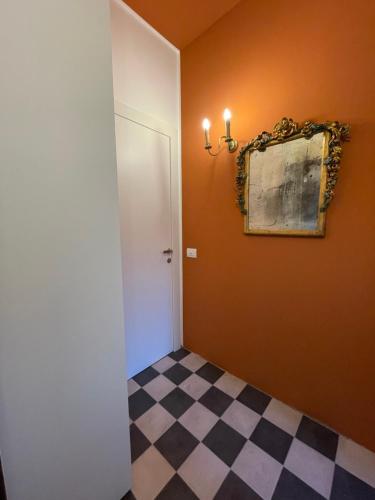 米兰La Marina di Milano - Pier Lombardo的一间设有白色门和 ⁇ 板的房间