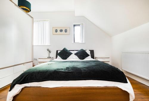 谢菲尔德Meersbrook Luxury Duplex Apartment的一间白色客房内配有一张大床的卧室