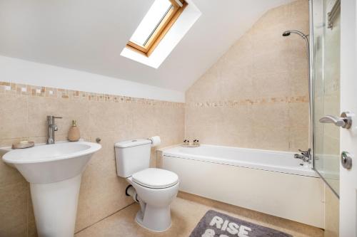 谢菲尔德Meersbrook Luxury Duplex Apartment的浴室配有卫生间、盥洗盆和浴缸。