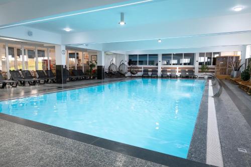 察津PJ Motel Pilot的大楼内一个蓝色的大型游泳池