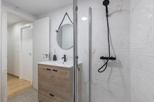 格拉纳达Capricho en el centro de Granada.的带淋浴、盥洗盆和镜子的浴室