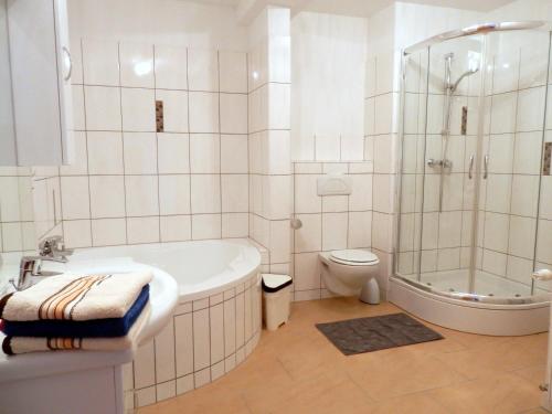 塞博登麦尔豪斯公寓的白色的浴室设有浴缸和卫生间。