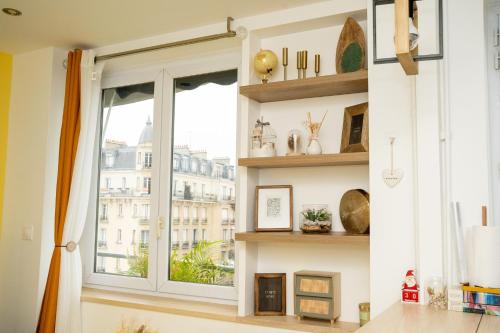 莱克朗兰比塞特尔Paris Homestay of Happyness的客厅设有窗户和书架