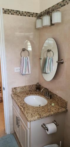 圣詹姆斯Infinity Townhomes at Bagatelle的一间带水槽和镜子的浴室