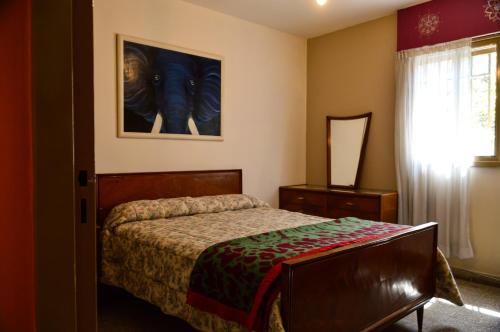 圣拉斐尔Hostel De La Tana的一间卧室设有一张床和一个窗口