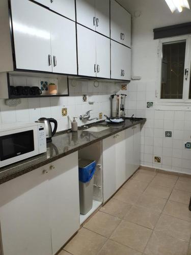 耶路撒冷jerusalem city couple,group and family friendly hostel的厨房配有白色橱柜和微波炉