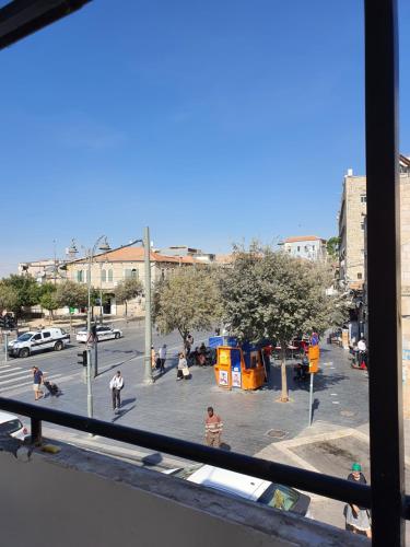 耶路撒冷jerusalem city couple,group and family friendly hostel的城市里人们的街景