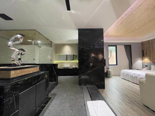 桃园市轻时尚文创汽车旅馆的一间带水槽的浴室和一张位于客房内的床