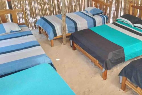 WaisalatupoPrivate Cabin in San Blas的海滩上一间房间里四张床